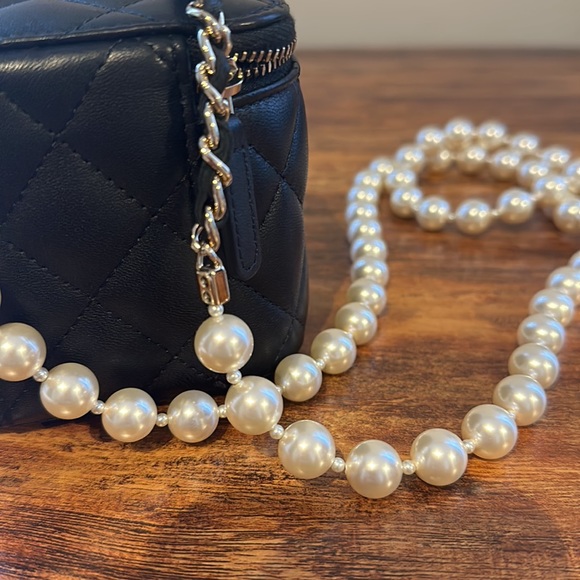 Chanel never worn vanity bag with pearl - Picture 11 of 12